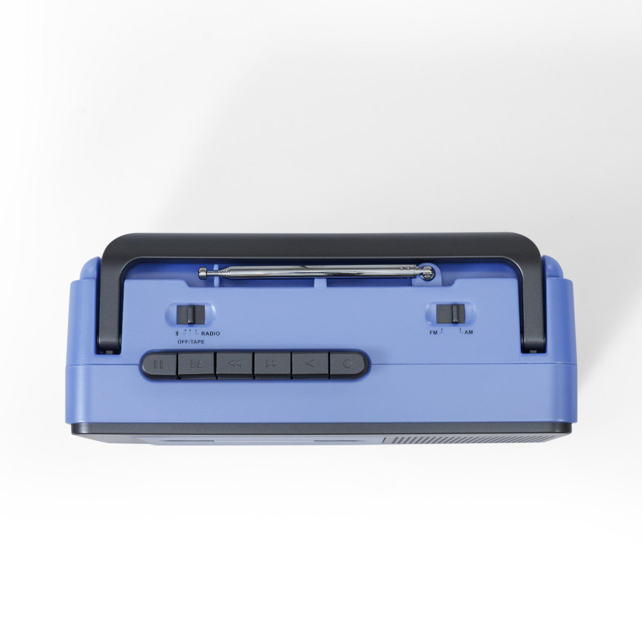 Draufsicht eines Crosley Kassettenspielers in Blau/Grau mit schwarzen Knöpfen, Schaltern und einer silbernen Antenne auf weißem Hintergrund.