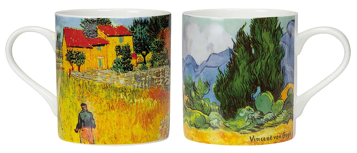 Zwei Tassen mit farbenfrohen Landschaftsbildern von Vincent van Gogh und Unterschrift auf weißem Hintergrund.
