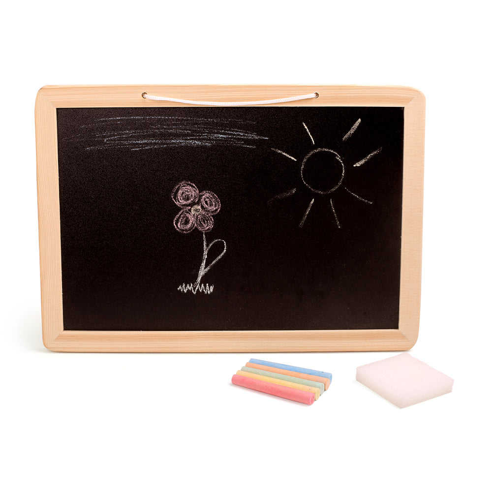 Die Tafel Bunte Kreide ist eine kleine Kreidetafel mit einer Blumen- und Sonnenzeichnung, vor der sich farbige Kreidestifte und ein Radiergummi befinden.