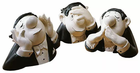 Drei cartoonartige Figuren im Smoking, die Gesten „Sehen Sie nichts Böses“, „Hören Sie nichts Böses“ und „Sprechen Sie nichts Böses“ nachahmen – Loriot: Skulpturen „Die drei Charakterköpfe“, Version in Kunstguss.