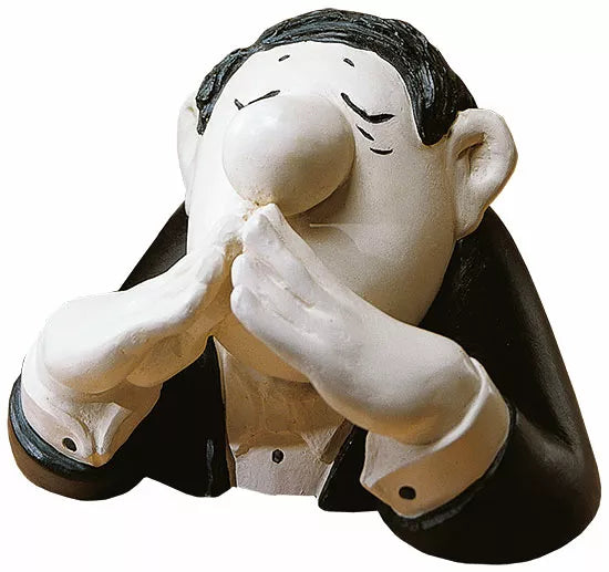 Loriot: Skulpturen „Die drei Charakterköpfe“, Version in Kunstguss – kunstvolle Tonfigur eines Mannes im Anzug mit geschlossenen Augen, der nachdenklich seine Nase mit den Fingern berührt.