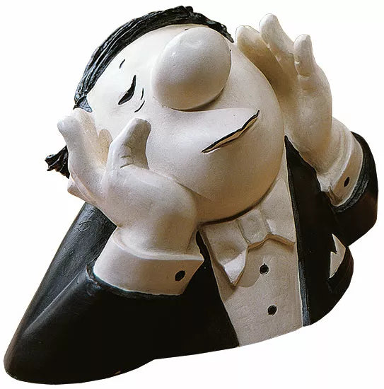 Loriot: Skulpturen „Die drei Charakterköpfe“, Kunstguss-Version – Figur im Tuxedo mit geschlossenen Augen und zum Gesicht erhobenen Händen, wirkt lauschend.