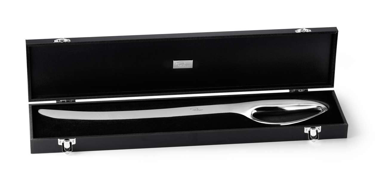 Ein eleganter silberner Brieföffner in einer schwarzen Präsentationsbox mit Samtfutter und Metallverschlüssen.