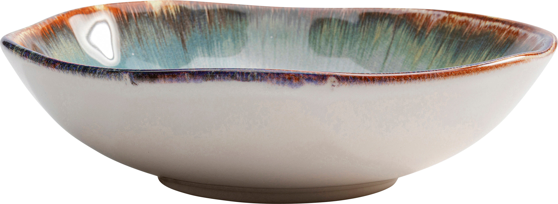 Der Teller Tief Laguna Blau Ø20 cm hat eine organische Form mit unregelmäßig gewelltem Rand und einer Glasur in Blau-, Grün- und Brauntönen am Rand, die in ein cremefarbenes Weiß übergeht – Teil der Laguna Serie Steinzeug Geschirr.