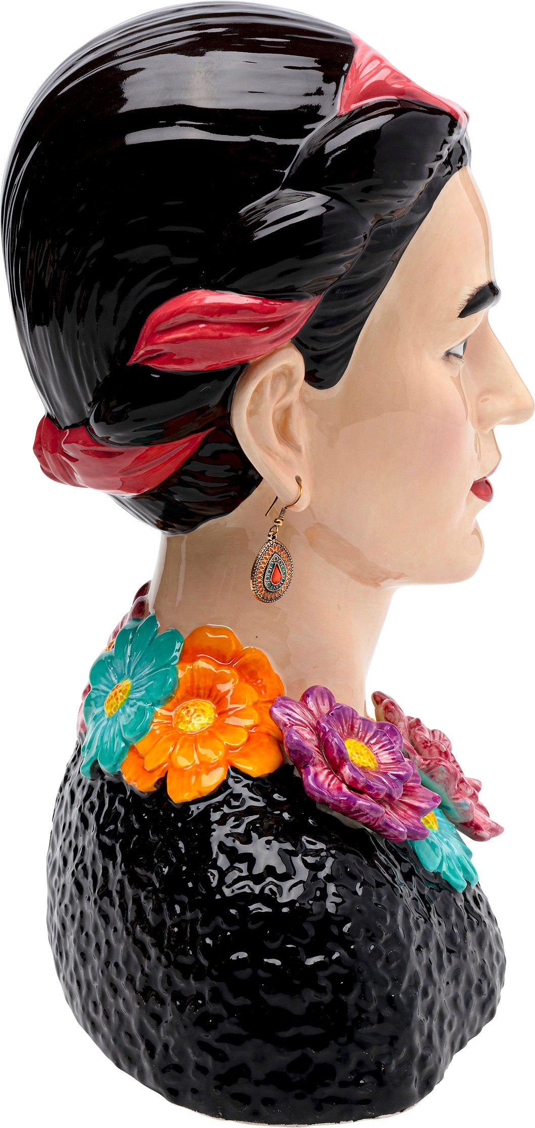 Die Deko-Vase Style Muse Flowers zeigt die Keramikbüste einer Frau im Profil mit schwarzen, geflochtenen Haaren, die mit einem roten Band umwickelt sind, einem schwarzen, strukturierten Oberteil, bunten Blumen auf den Schultern und einem baumelnden Ohrring. Ein einzigartiges Keramikvase-Deko-Objekt.