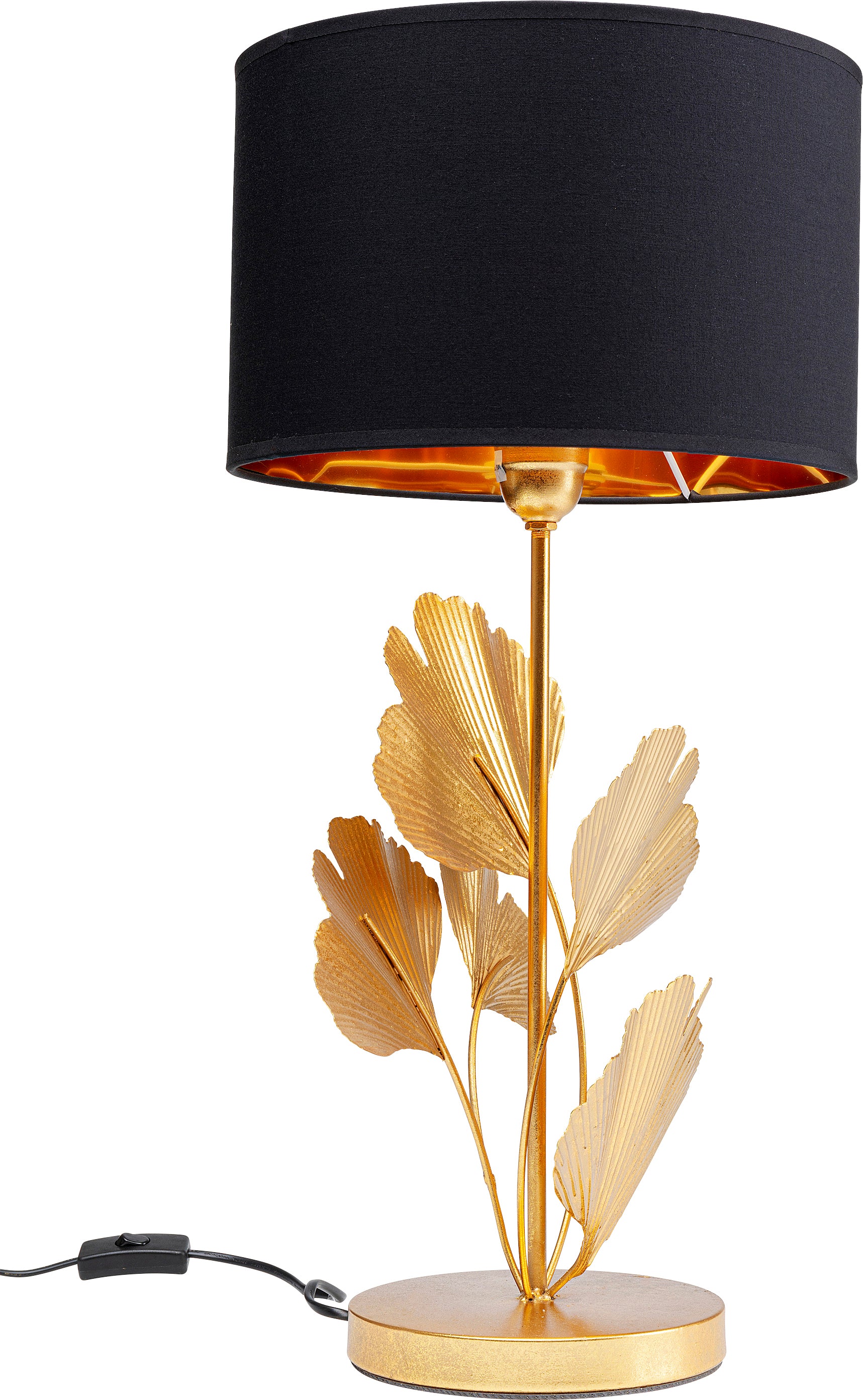 Die Tischleuchte Flores Gold ist eine dekorative Tischleuchte mit schwarzem Trommelschirm, goldenem Fuß und eleganten Ginkgoblättern aus Metall für schickes asiatisches Flair. Das sichtbare schwarze Netzkabel mit Schalter befindet sich auf der linken Seite.
