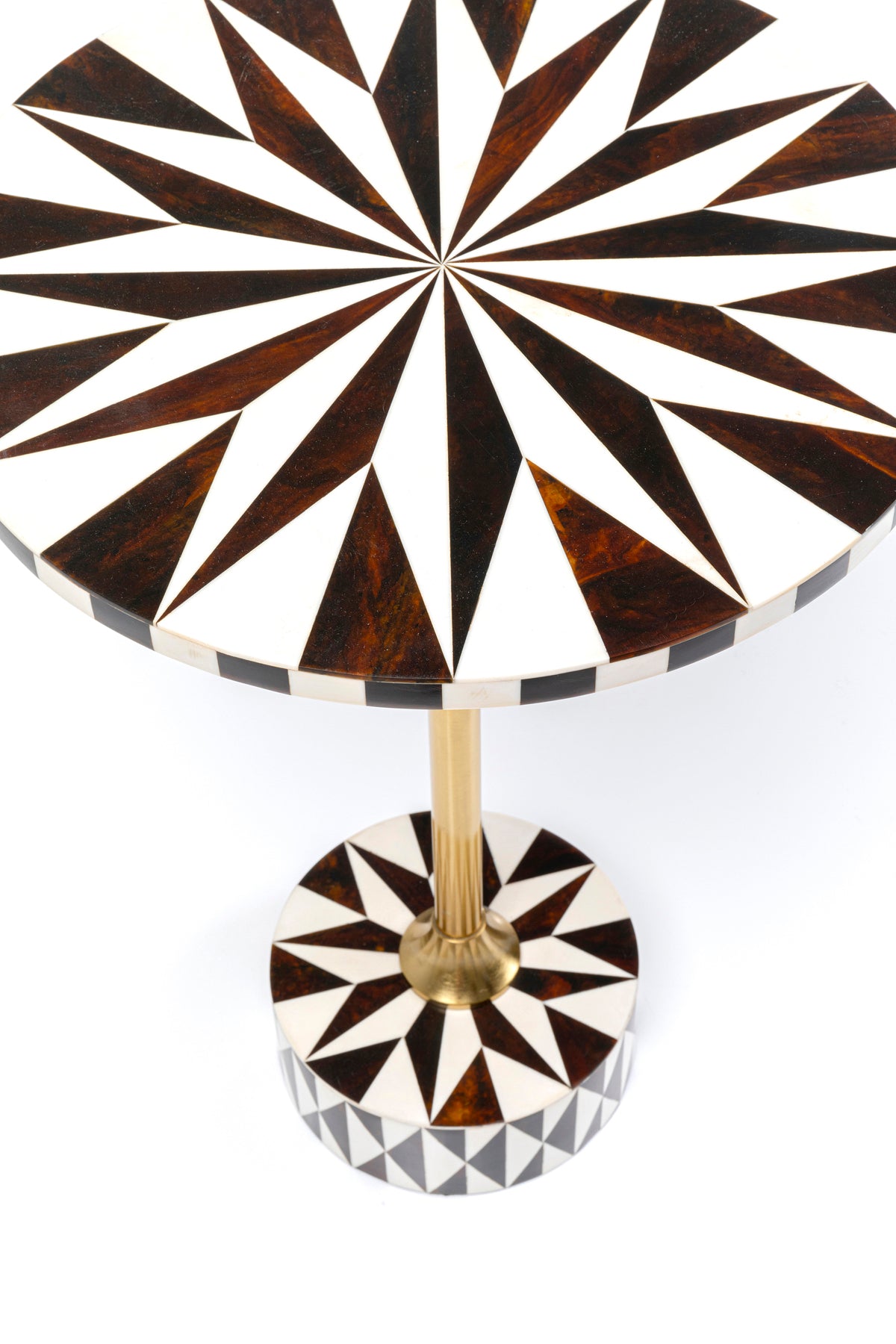 Beistelltisch Domero Star Braun Weiß Ø40cm: Runder Tisch mit geometrischem, sternförmigem Muster in Schwarz, Braun und Weiß auf Platte und Sockel sowie messingbeschichtetem Standfuß.