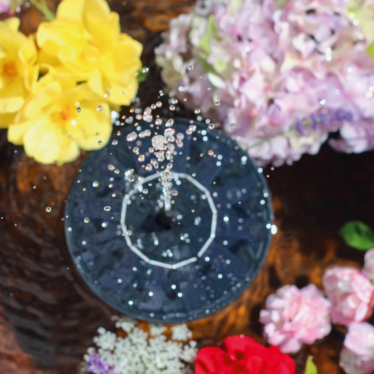 Der Blatt & Blüte Solar-Brunnen ist ein kompakter Solarbrunnen, der sich perfekt zwischen leuchtenden Blumen platzieren lässt und glitzernde Wassertropfen nach oben schickt.