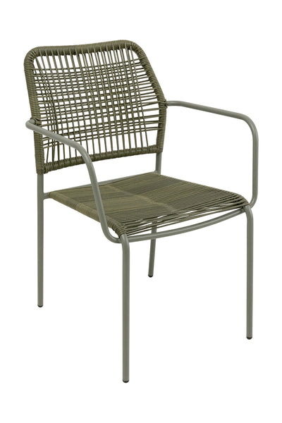 Ein Stuhl mit Metallgestell, Sitz und Rückenlehne aus geflochtenem Rattan in Olivgrün, mit Armlehnen und minimalistischem Design.