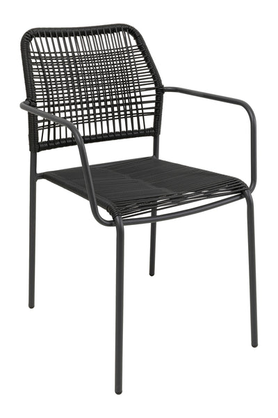 Ein schwarzer Metallstuhl mit geflochtener Rattan-Rückenlehne und -Sitzfläche, mit Armlehnen und vier geraden Beinen, fotografiert auf einem schlichten weißen Hintergrund.