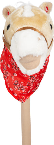 Das Steckenpferd „Rocky“ ist ein Plüsch-Steckenpferd mit einem roten Paisley-Bandana um den Hals und einem hellbraunen Steckengriff.