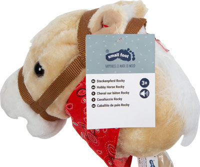 Steckenpferd „Rocky“ mit braunem Geschirr, rotem Halstuch und kleiner Fußmarke, geeignet für Kinder ab 3 Jahren.