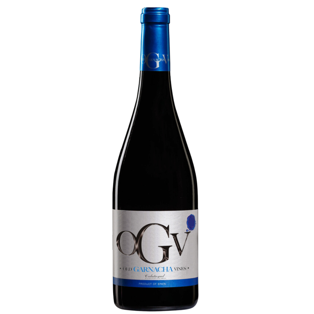 Eine Flasche Rotwein OGV Old Garnacha Vines 2021 mit einem blau-silbernen Etikett und blauer Folie am Flaschenhals.