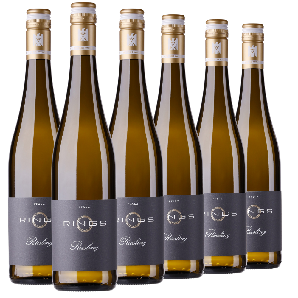 Sechs Flaschen Riesling VDP.Gutswein 2023 mit goldenen Verschlüssen und dunklen Etiketten in einer Reihe angeordnet.