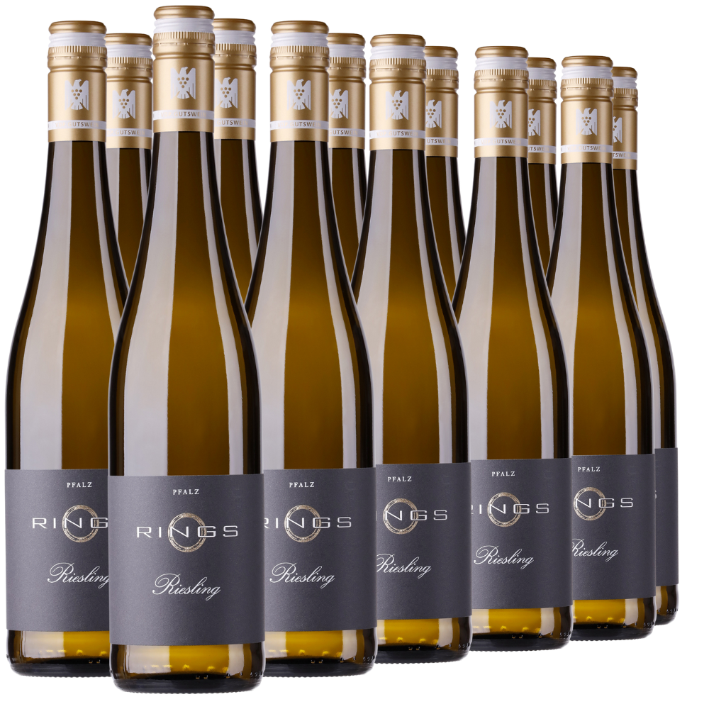 Acht Flaschen Riesling VDP.Gutswein 2023 mit dunklem Etikett und goldenem Verschluss, in zwei Reihen angeordnet.
