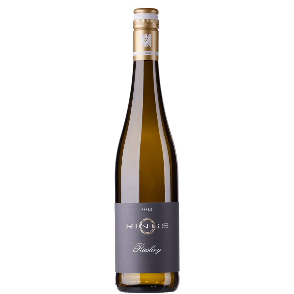Eine Flasche Riesling VDP.Gutswein 2023 mit dunklem Etikett und goldenem Verschluss steht aufrecht auf weißem Untergrund.