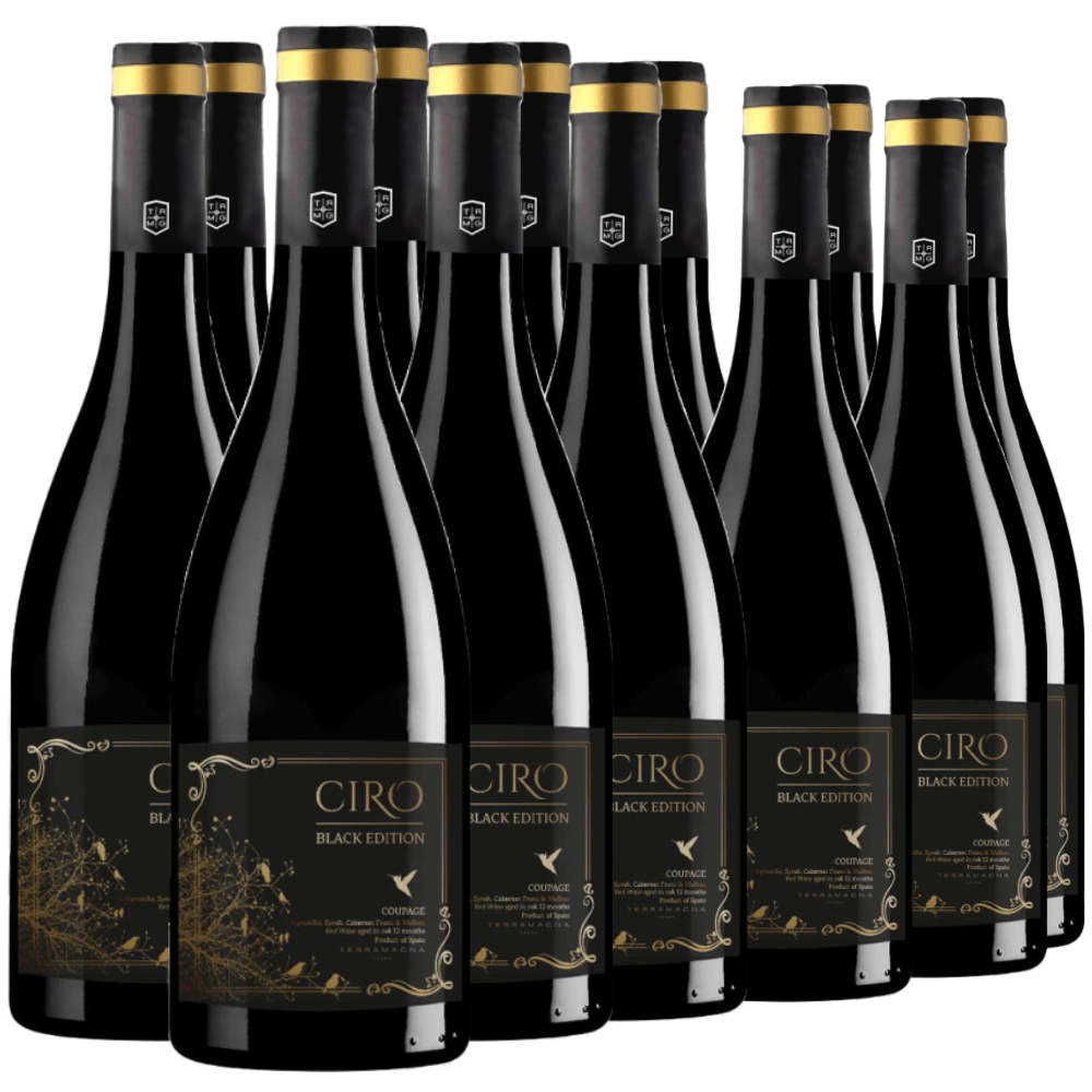 Acht Flaschen Weinentdeckung Januar: Ciro | Rotwein Black Edition, in zwei Reihen angeordnet mit schwarz-goldenen Etiketten.
