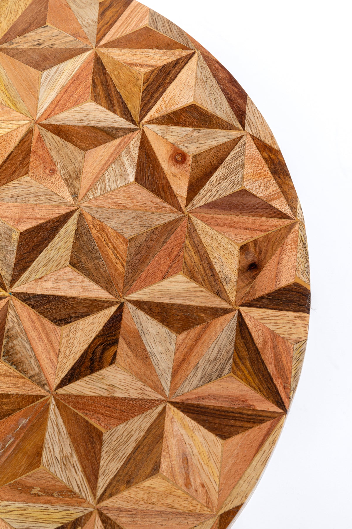 Nahaufnahme des Beistelltischs Domero Geo Braun Ø40cm, mit runder Holzoberfläche und geometrischem, dreidimensionalem Muster aus Dreieckssegmenten in verschiedenen natürlichen Holztönen.
