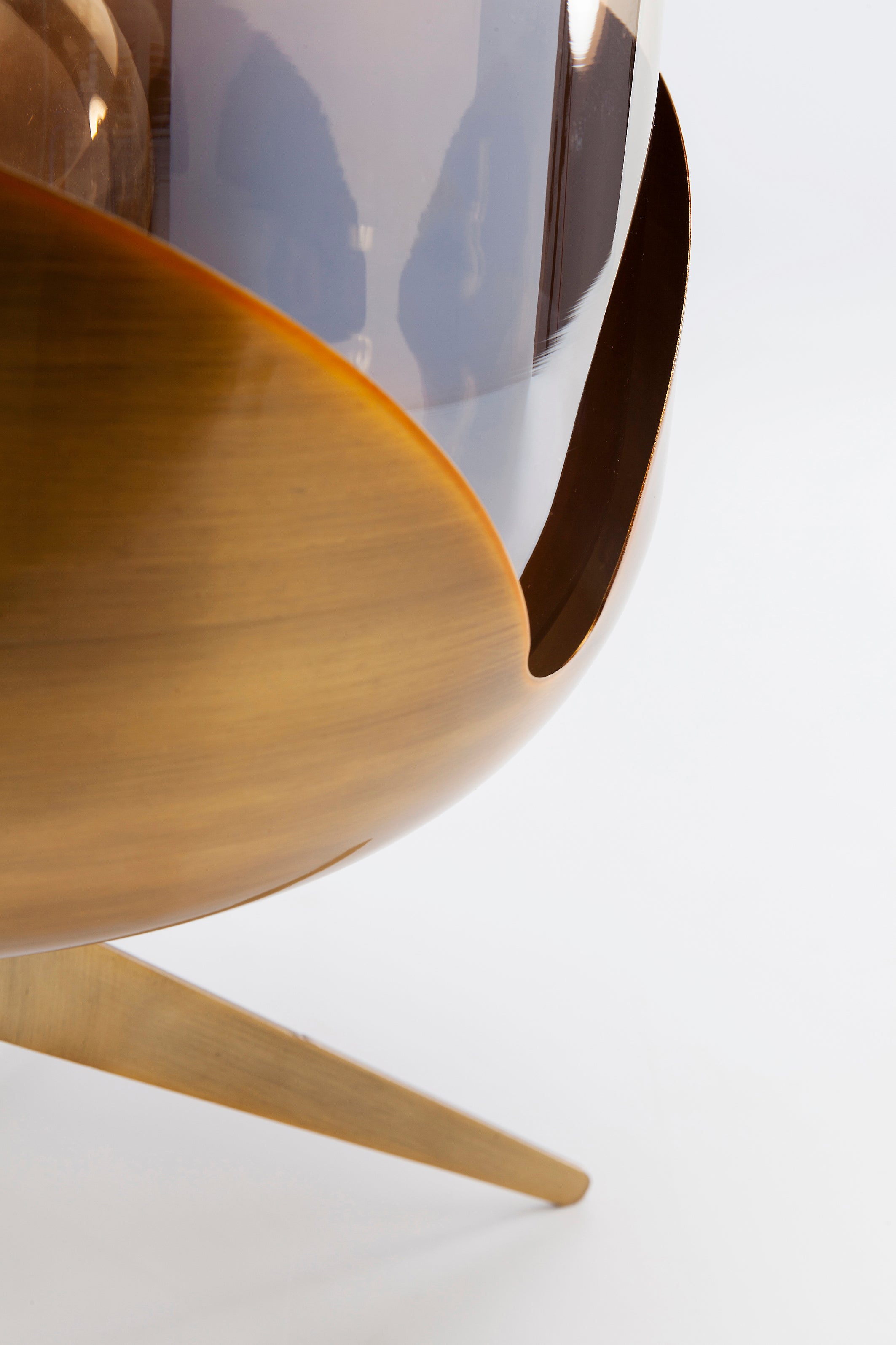Nahaufnahme der Tischleuchte Golden Goblet Ball, einer modernen Lampe mit glänzendem Goldfinish und kugelförmigem Design – ideal für Innenräume mit Retro-Charme.