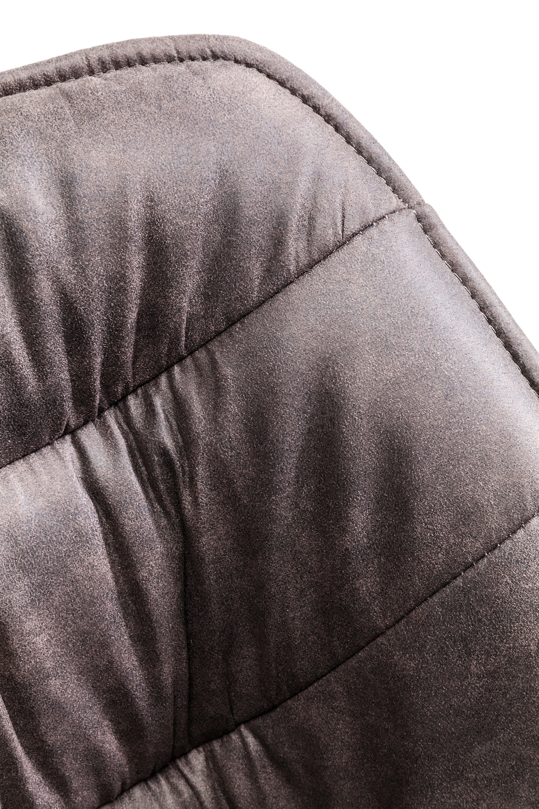 Nahaufnahme des Armlehnstuhls Thelma Grau mit strukturiertem Stoff und sichtbaren Stichlinien, mit lässiger und doch eleganter Polsterung vor weißem Hintergrund.