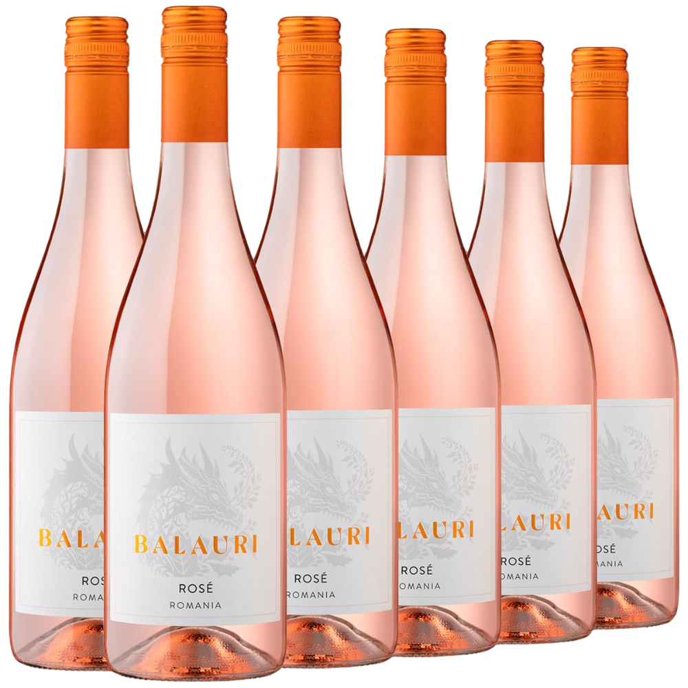 Sechs Flaschen Balauri Rosé 2023 aus Rumänien mit orangefarbenen Verschlüssen und weißen Etiketten stehen in einer Reihe.