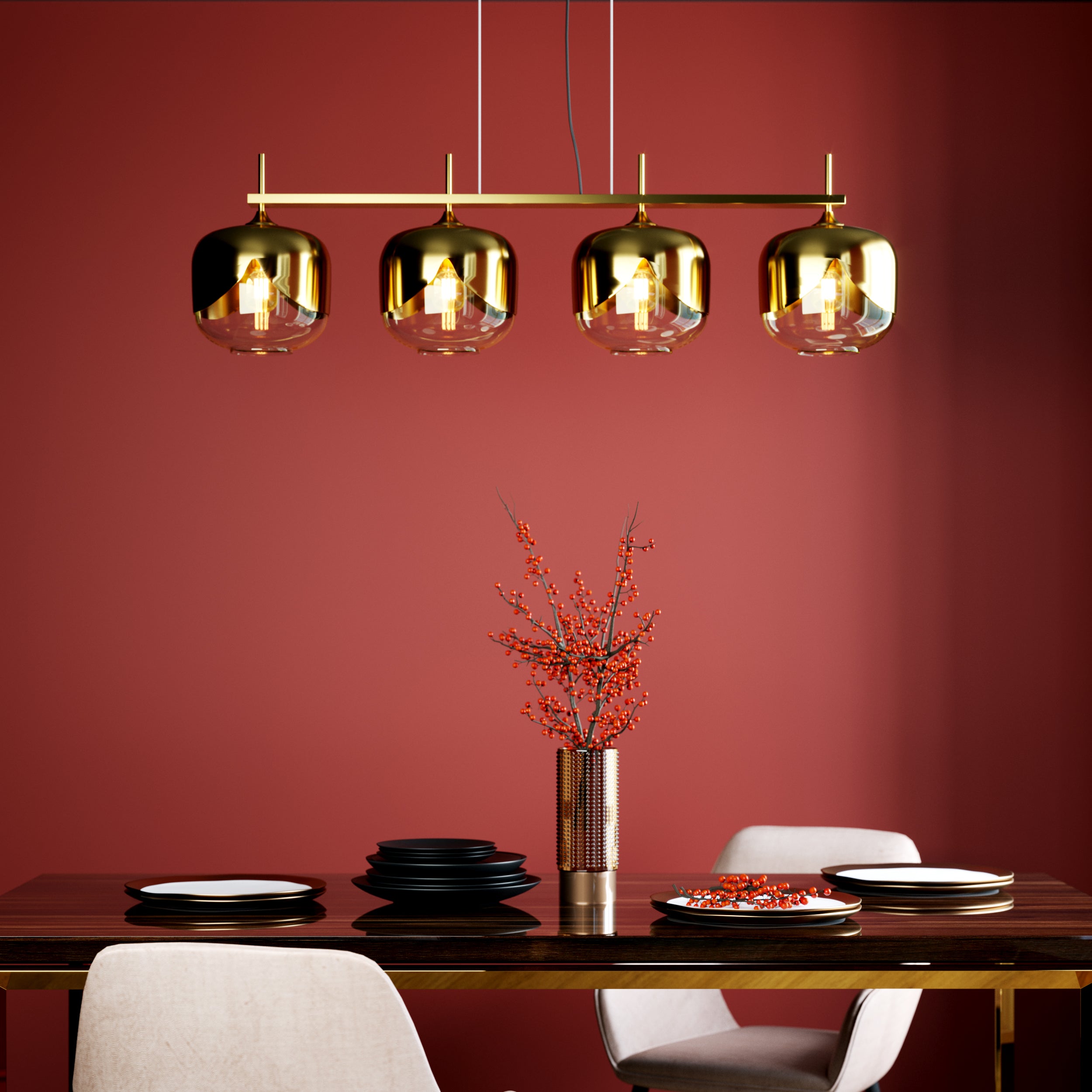 Ein moderner Essbereich verfügt über einen dunklen Holztisch mit schwarzen und weißen Tellern, beigen Stühlen, einer Vase mit orangefarbenen Beeren und der Hängeleuchte Golden Goblet Quattro Ø25cm, die für stilvolle Esstischbeleuchtung vor einer kräftigen roten Wand sorgt.