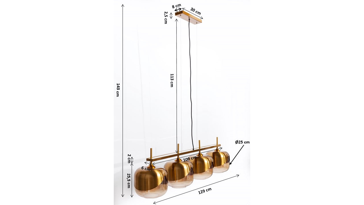 Die Hängeleuchte Golden Goblet Quattro Ø25cm ist eine goldene Pendelleuchte mit Messing-Finish, vier runden Schirmen (je Ø25cm), Höhe 134cm, Länge 120cm, Baldachin 30x8cm und max. Hängelänge 213cm – ideal als Esstischbeleuchtung.