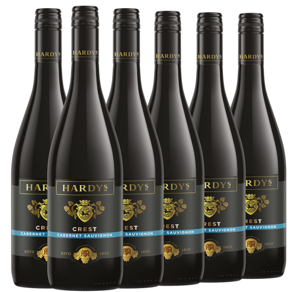 Sechs Flaschen des Rotweins Hardys Crest Cabernet Sauvignon in zwei Reihen angeordnet.