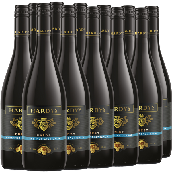 Zwölf Flaschen des Rotweins Hardy's Crest Cabernet Sauvignon in Reihen angeordnet.