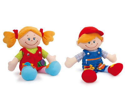 Bei den Stoffpuppen „Chiara & Massimo“ handelt es sich um zwei bunte Plüschpuppen, eine mit Zöpfen und die andere mit roter Mütze, die nebeneinander sitzen.