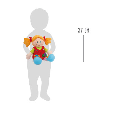 Eine 37 cm große Stoffpuppen „Chiara & Massimo“ Puppe mit orangen Zöpfen, gehalten von der Silhouette eines Kindes.