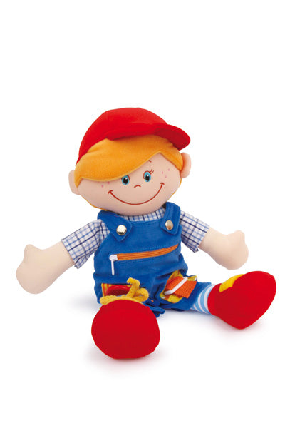 Stoffpuppen „Chiara & Massimo“: Plüschpuppen mit roter Mütze, blauem Overall, roten Schuhen und lächelnden Gesichtern, aufrecht sitzend.