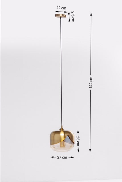 Die Hängeleuchte Golden Goblet ist eine moderne Pendelleuchte mit einem goldfarbenen Messing-Glanz-Schirm. Maße: Fassungsbreite 12 cm, Fassungshöhe 2,5 cm, Kabellänge 142 cm, Schirmbreite 27 cm und Schirmhöhe 23 cm.