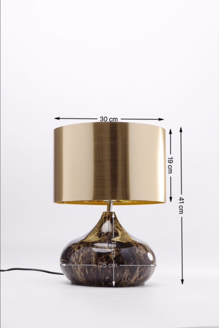Die Tischleuchte Mamo Deluxe verfügt über ein modernes Design mit einem goldenen Lampenschirm und einem dunklen Marmor-Designsockel. Maße: Schirm Ø 30 cm, Fuß Ø 25 cm, Schirmhöhe 19 cm, Gesamthöhe 41 cm.