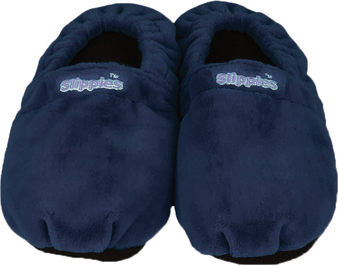 Ein Paar marineblaue Plüschhausschuhe mit aufgesticktem Slippies-Schriftzug auf der Oberseite.