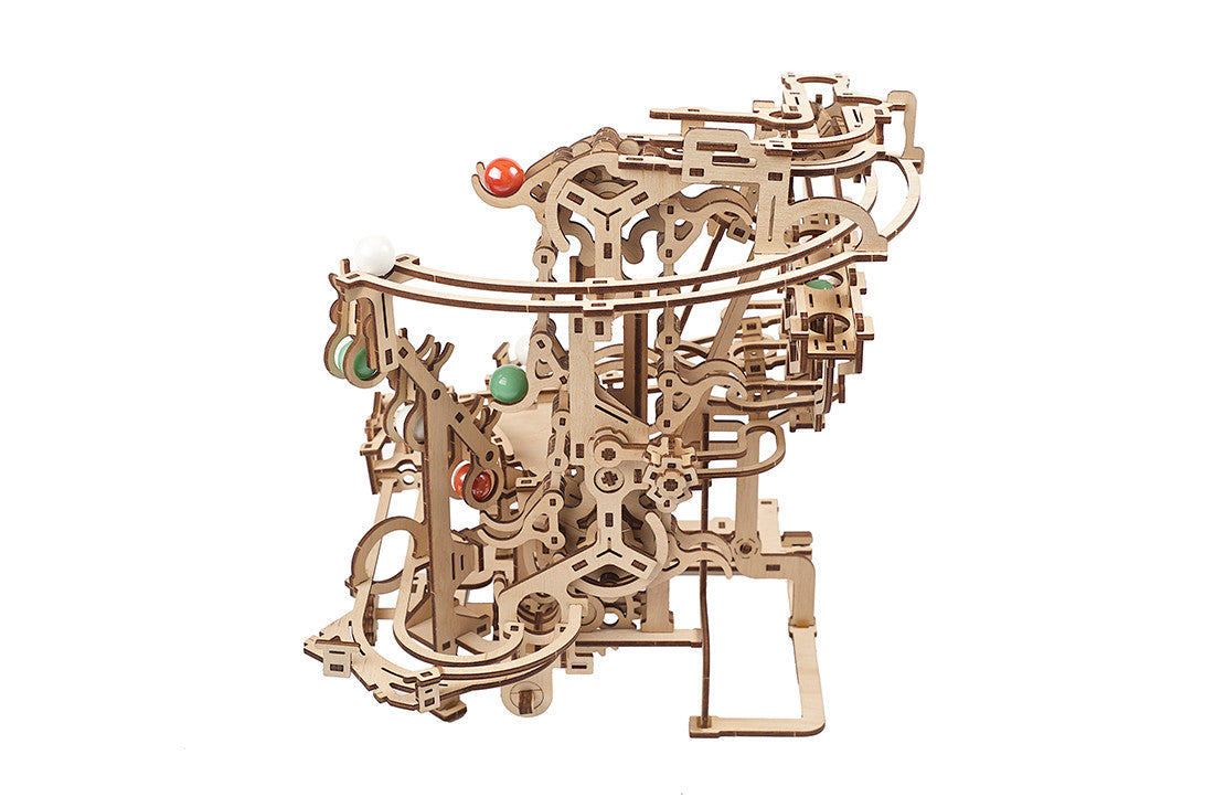 Murmelbahn-Puzzle aus Holz mit bunten Murmeln auf Schienen, mit Zahnrädern und komplizierten Wegen.