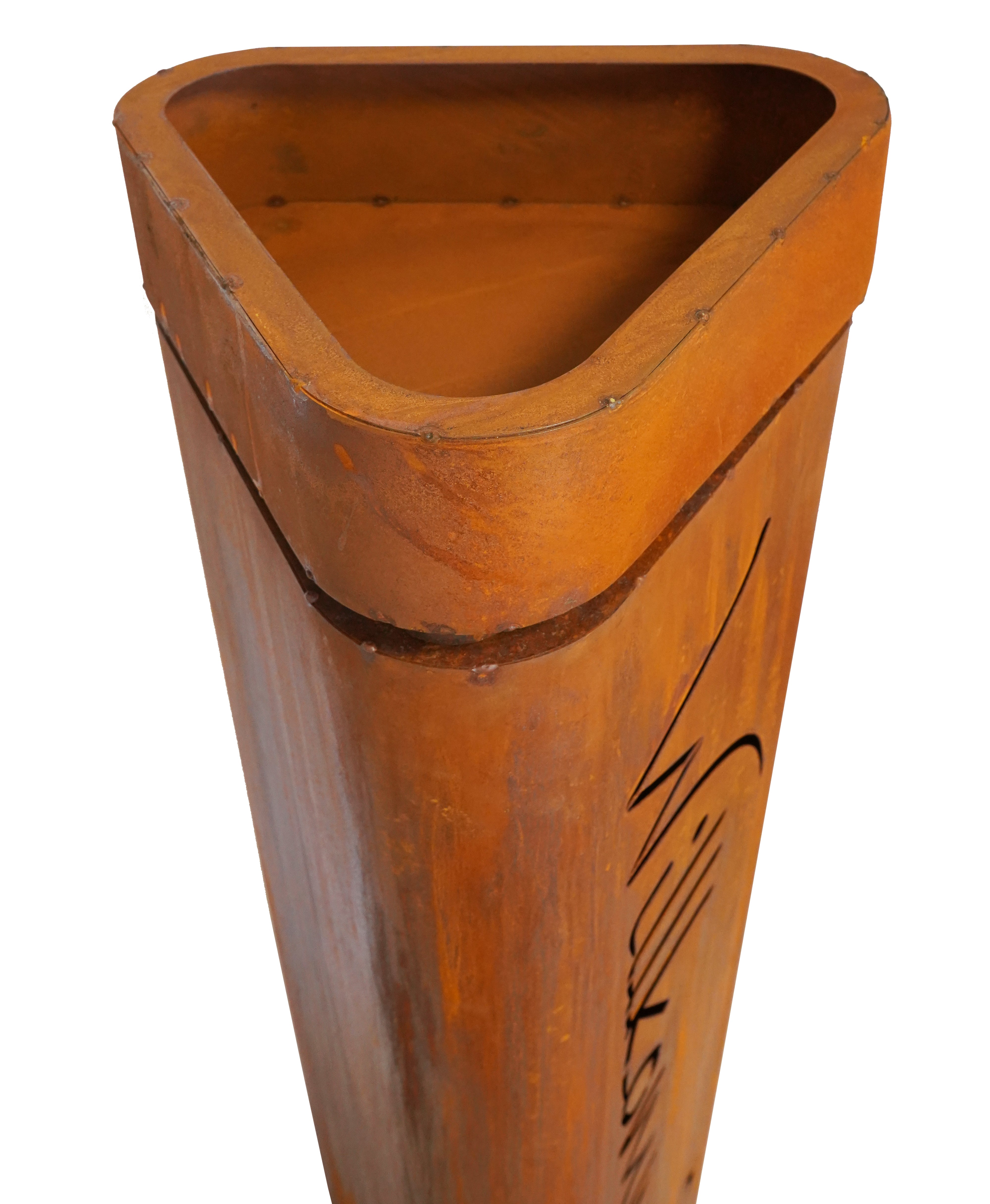 Rostiger, dreieckiger Blumentopf aus Metall mit offener Oberseite und dekorativer Schrift an der Seite.