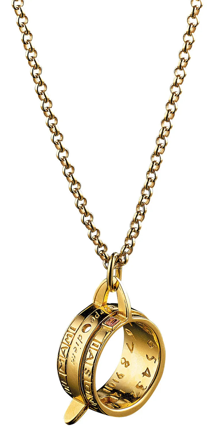 Goldene Halskette mit einem Anhänger aus zwei ineinandergreifenden Drehringen, in die Zahlen und Symbole eingraviert sind.