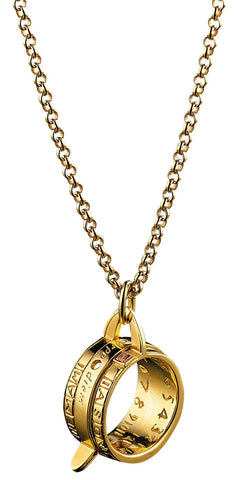 Goldene Halskette mit einem Anhänger aus zwei ineinandergreifenden Drehringen, in die Zahlen und Symbole eingraviert sind.