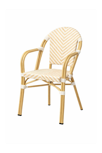 Rattanstuhl mit geschwungener Rückenlehne und Armlehnen, Sitz und Rückenlehne mit beige-weißem Chevron-Muster vor weißem Hintergrund.