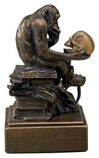Kunstbronze-Skulptur „Affe mit Schädel“ (1892-93) von Wolfgang Hugo Rheinhold: Ein Affe sitzt nachdenklich auf Büchern und betrachtet einen menschlichen Schädel.