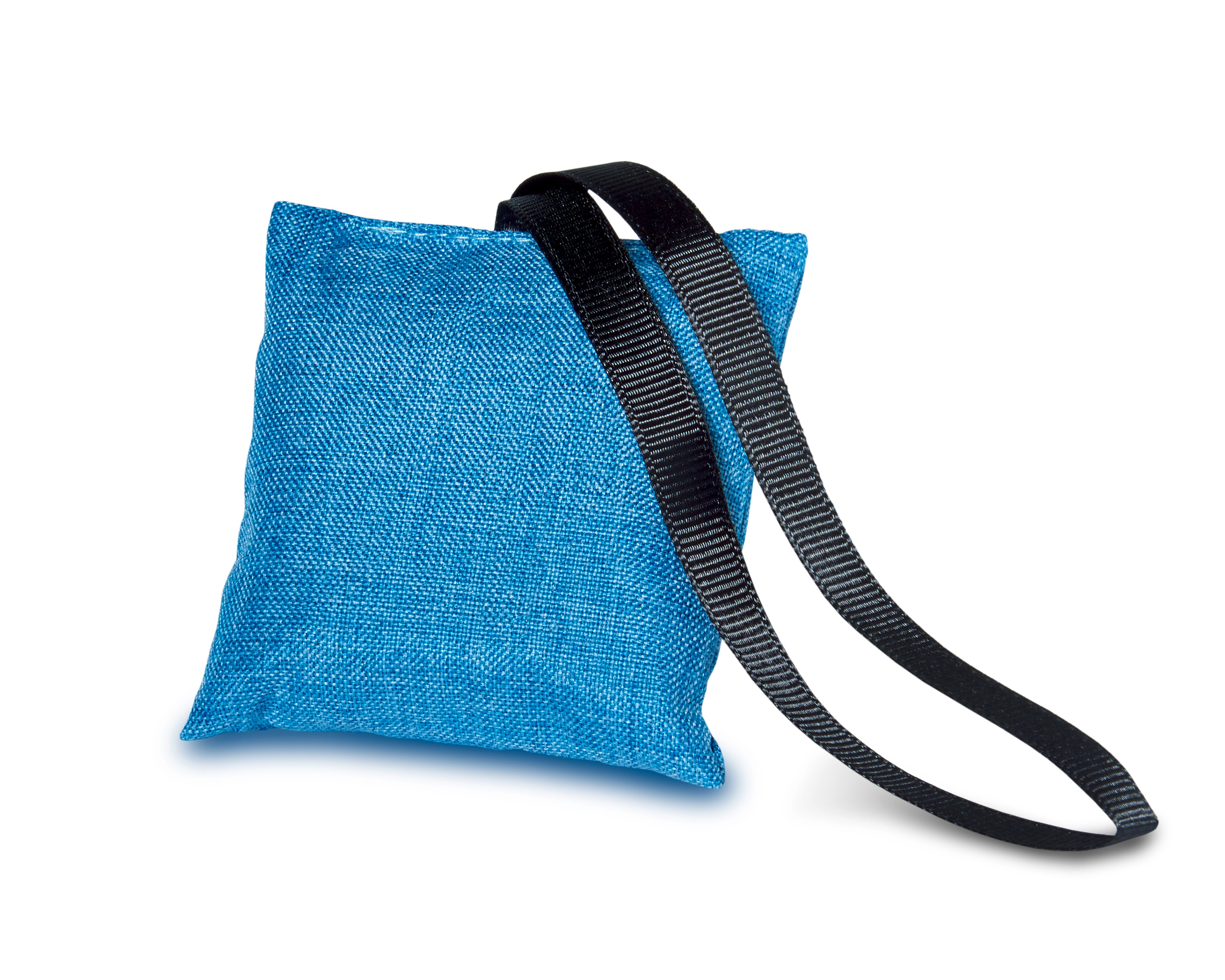 Ein kleiner blauer Stoffbeutel mit einem schwarzen Riemen auf weißem Hintergrund.