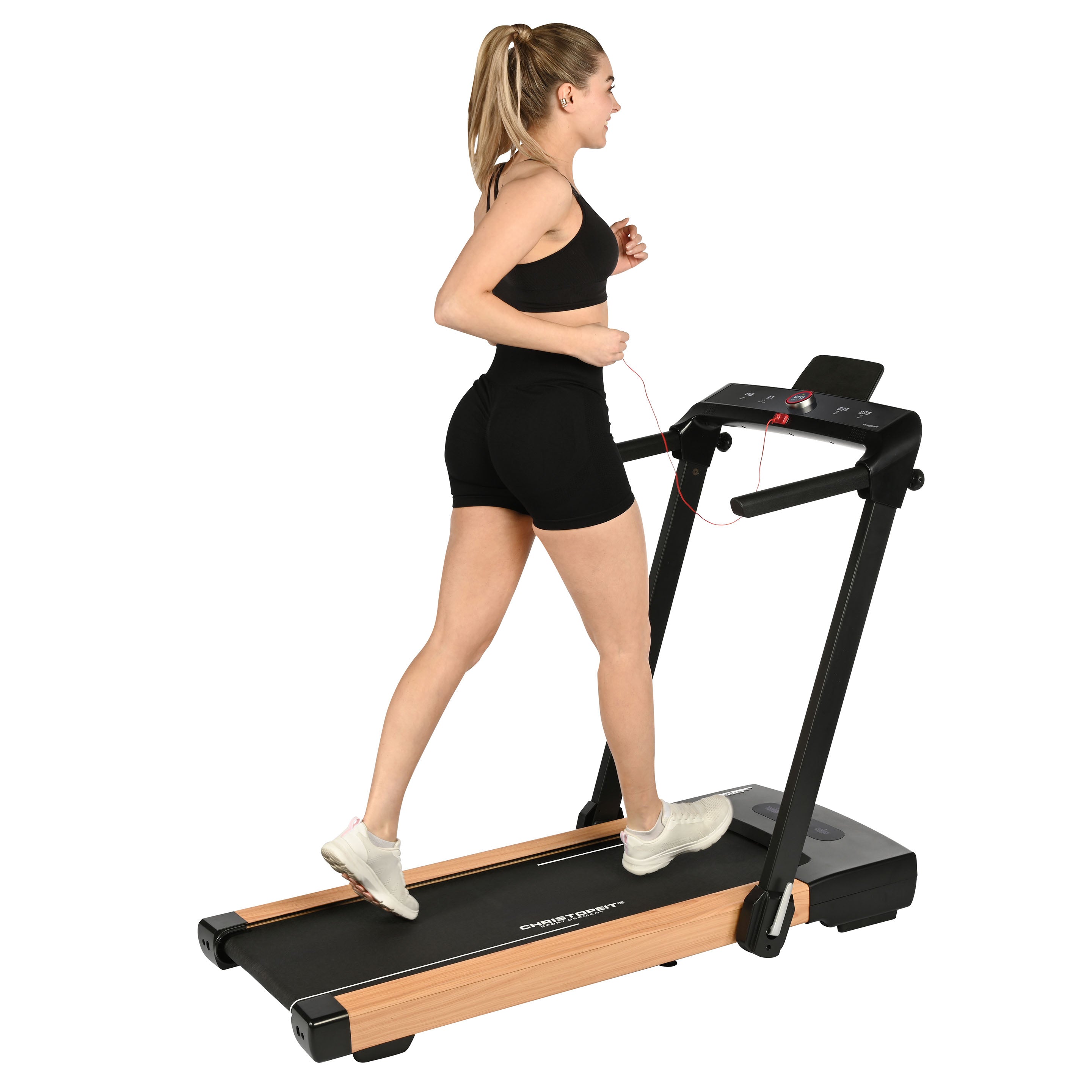 Eine Frau in Sportkleidung joggt auf einem schwarzen und holzfarbenen Laufband.