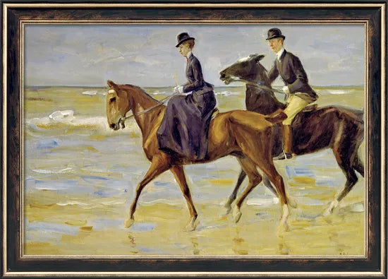 Max Liebermanns gerahmtes Gemälde „Reiter und Reiterin am Strand“ (1903) zeigt zwei Personen in Vintage-Kleidung, die auf Pferden am Ufer entlang reiten, mit Wellen und einem bewölkten Himmel im Hintergrund.