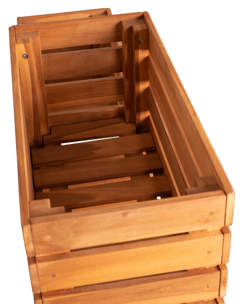 Rechteckiger Pflanzkasten aus Holz mit Latten an den Seiten und am Boden, von oben auf weißem Hintergrund fotografiert.
