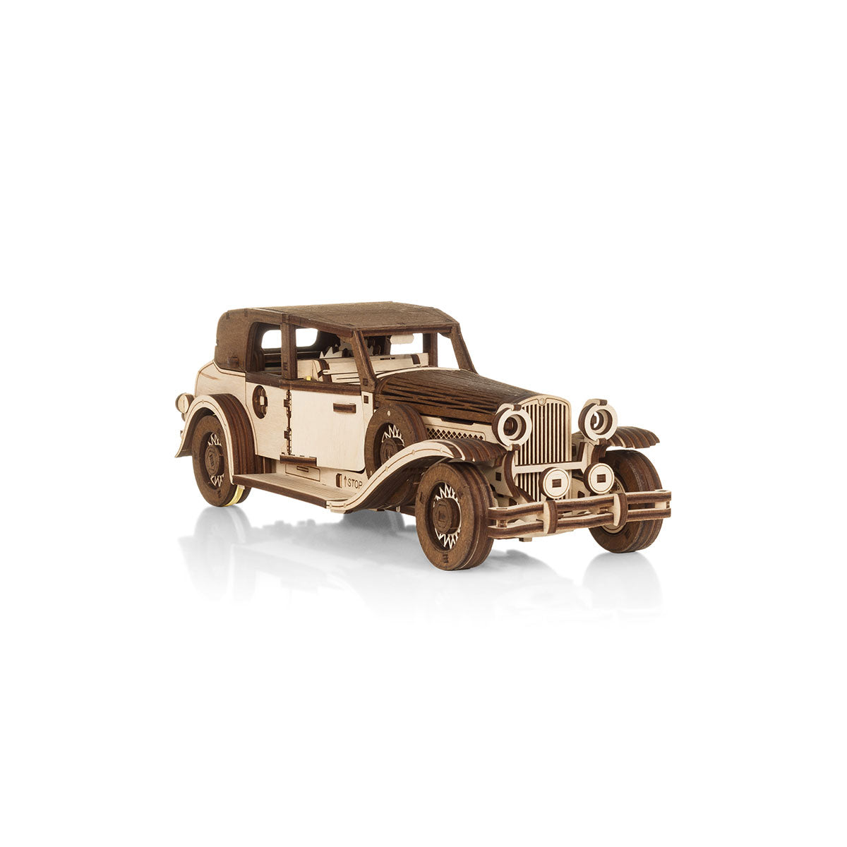 Holzmodell eines Oldtimers mit aufwändigen Details, fotografiert auf weißem Hintergrund.
