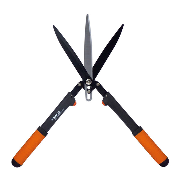 Gartenheckenschere mit orange-schwarzen Griffen, V-förmig geöffnete Klingen.