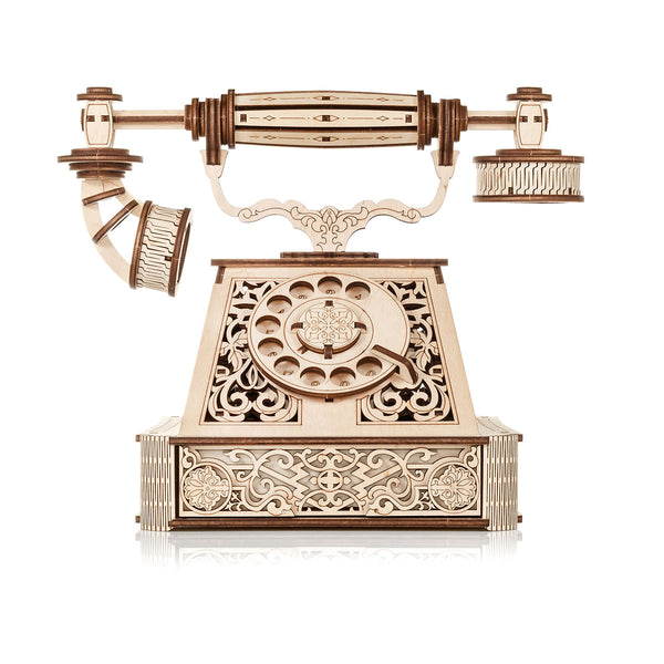 Aufwendig geschnitztes Holzmodell eines alten Drehtelefons mit dekorativen Mustern.