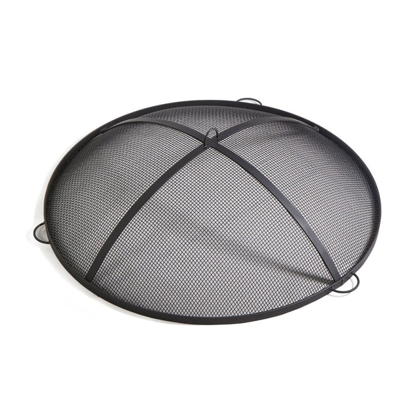 Runder schwarzer Metallgitter-Kaminabdeckschirm mit Griffen, von einem Winkel aus gesehen vor einem weißen Hintergrund.
