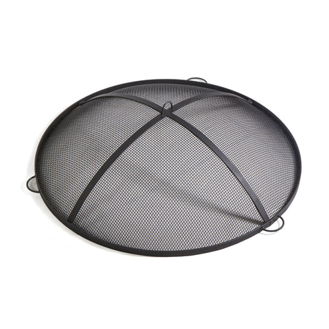 Runder schwarzer Metallgitter-Kaminabdeckschirm mit Griffen, von einem Winkel aus gesehen vor einem weißen Hintergrund.